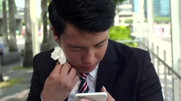 Joven asiático hombre limpiando su sudor nervioso
 - Metraje, vídeo