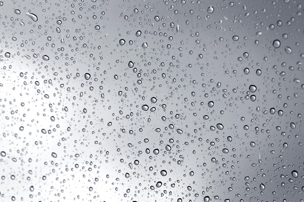 Gota de agua pluvial sobre fondo espejo de vidrio
. - Foto, Imagen