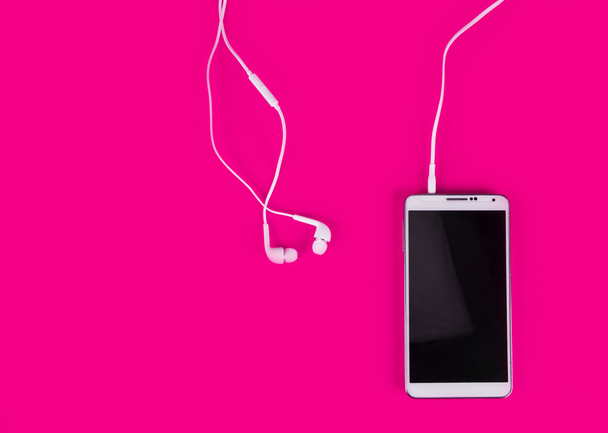 białe słuchawki za korzystanie z cyfrowej muzyki lub silny telefon - Zdjęcie, obraz