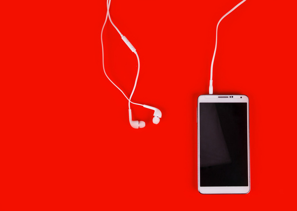 fones de ouvido brancos para usar com música digital ou telefone inteligente
 - Foto, Imagem