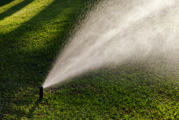 Buiten tuin gazon onderhoud sprinkler systeem drenken - Foto, afbeelding
