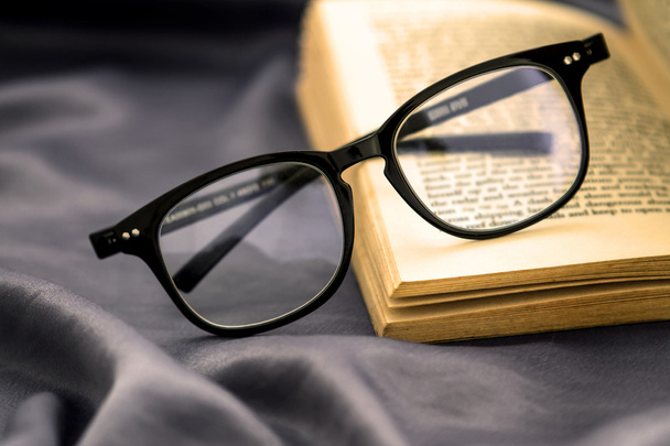selektywne focus czytanie okulary z otwartej książki - Zdjęcie, obraz