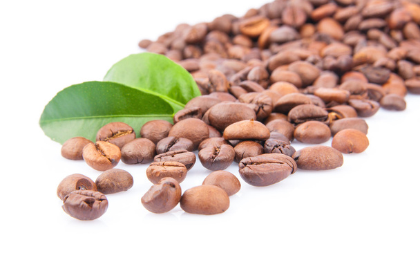 grãos de café e folhas verdes - Foto, Imagem