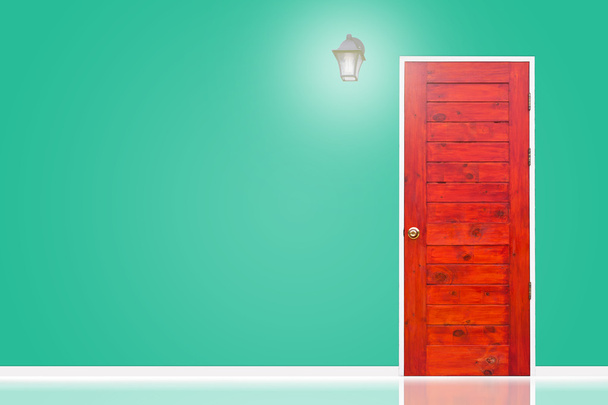 Holztür und Lampe mit isolierter grüner Vintage-Wandstruktur. - Foto, Bild