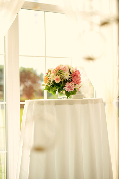 Beautiful flower bouquet on wedding table - Фото, зображення