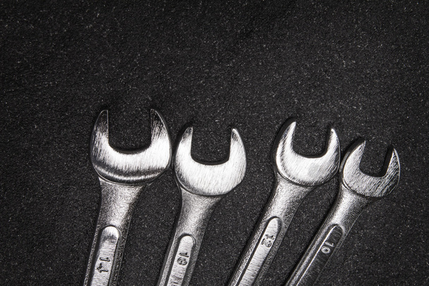 conjunto de chave de aço inoxidável no fundo branco
 - Foto, Imagem