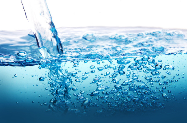 Fermer bleu éclaboussure d'eau avec bulles sur fond blanc
 - Photo, image