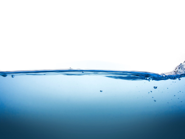 Cerrar azul Salpicadura de agua con burbujas sobre fondo blanco
 - Foto, imagen