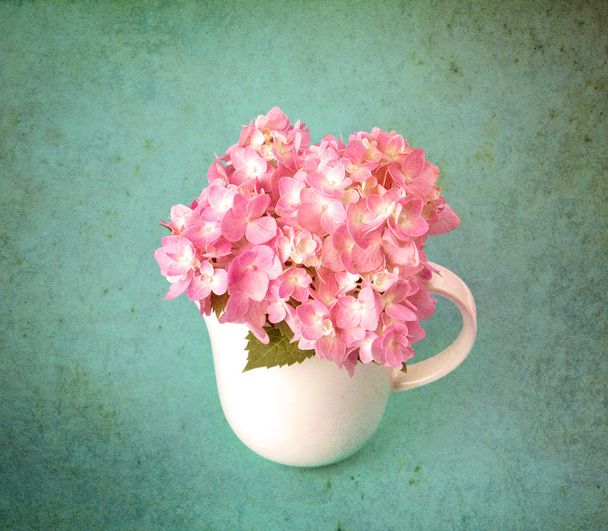 les fleurs douces d'hortensia dans le vase blanc
 - Photo, image