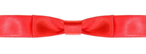 symmetrische rode boog knoop op brede satijn tape geïsoleerd - Foto, afbeelding