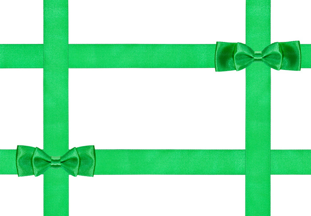 twee kleine dubbele groene boog knopen op vier linten - Foto, afbeelding