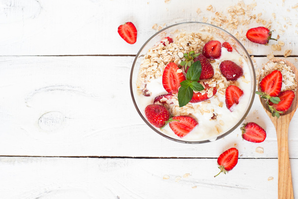 hausgemachter Joghurt mit Erdbeere - Foto, Bild