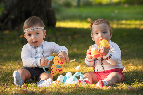 Babys, less than a year old, playing with  toys  - 写真・画像