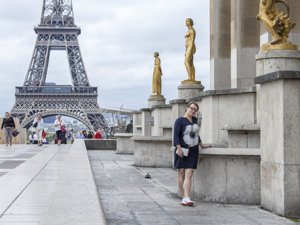 PARIS, FRANCE, on SEPTEMBER 1, 2015. The tourist is photographed near the Eiffel Tower - Φωτογραφία, εικόνα