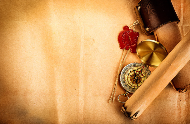 компас, древний свиток с красной восковой печатью на старой бумаге в качестве фона
 - Фото, изображение