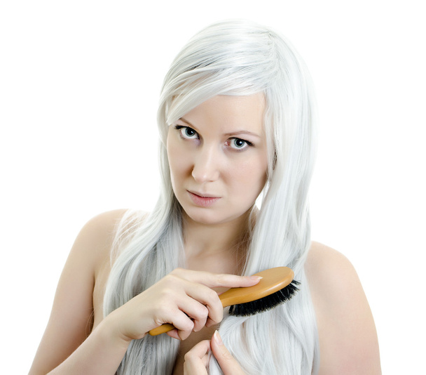portré, fiatal lány, elszigetelt fehér haj fogmosás - Fotó, kép