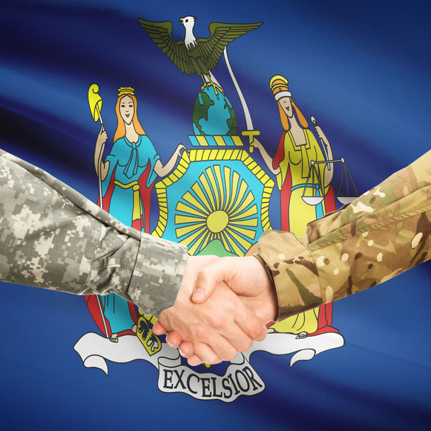 Військові рукостискання і нас державний прапор - Нью-Йорк - Фото, зображення