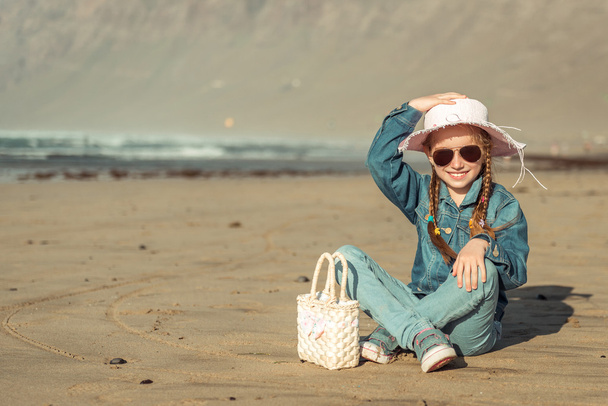 little girl in a hat on the  beach - Zdjęcie, obraz