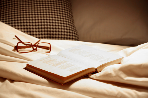 Open book on bed - Foto, afbeelding