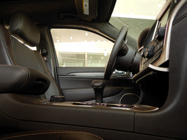 Revêtement en cuir et verre pare-balles dans l'intérieur de la voiture détaillée
 - Photo, image