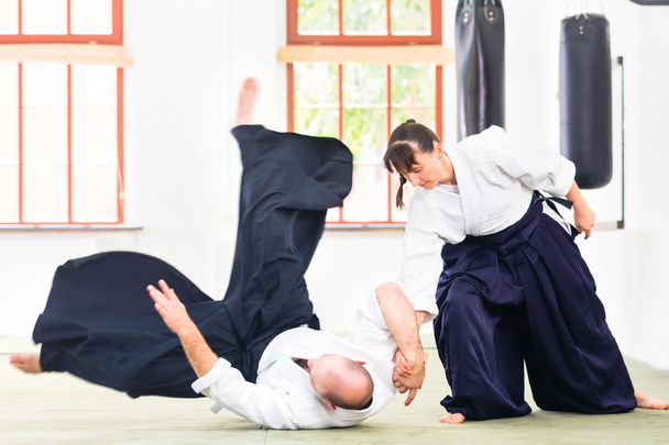 Man en vrouw vechten aan Aikido martial arts school - Foto, afbeelding