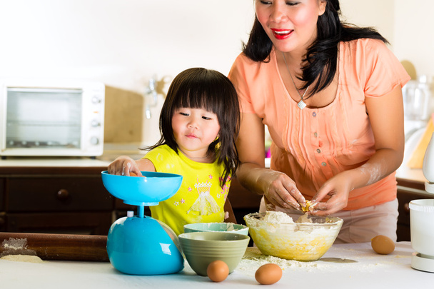 Asiatique mère et fille à la maison dans la cuisine
 - Photo, image