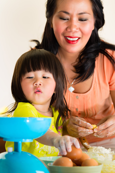 Ασίας μητέρα και κόρη στο σπίτι στην κουζίνα - Φωτογραφία, εικόνα