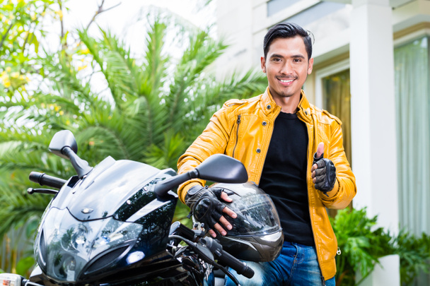 Asiático joven hombre y su moto o scooter
 - Foto, Imagen