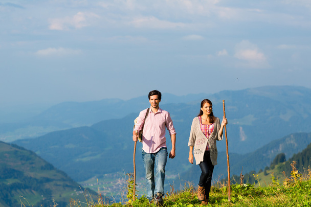Hiking vacation - man and woman in alp mountains - Foto, Bild