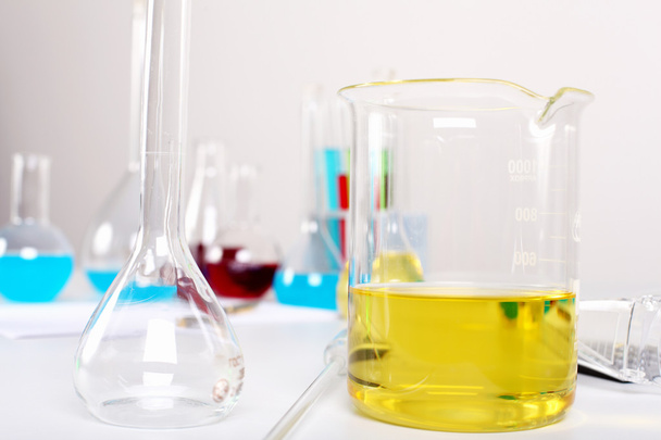 Laboratórios de química: equipamentos e tubos de vidro
 - Foto, Imagem
