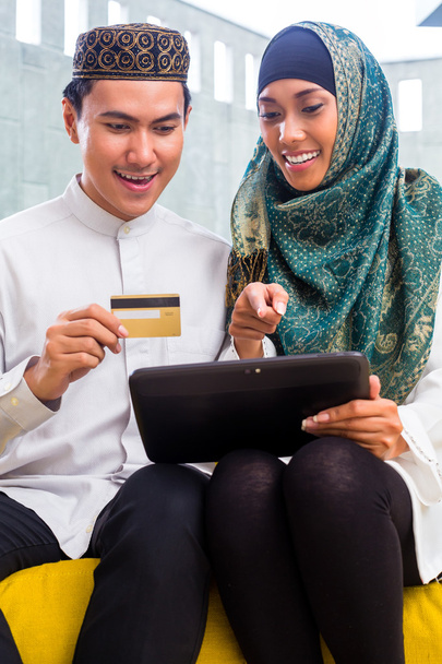 Asijské muslimský pár online nakupování na podložce v obývacím pokoji - Fotografie, Obrázek