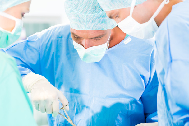 Chirurghi o medici in sala operatoria dell'ospedale - Foto, immagini