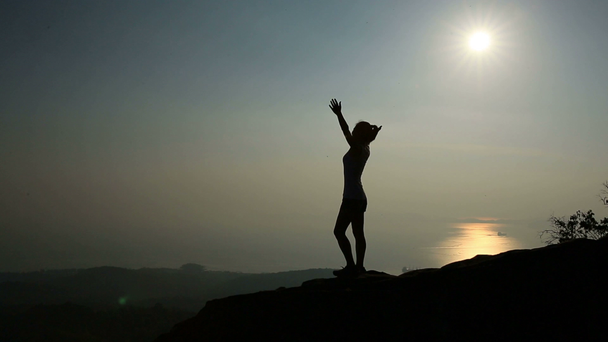Genç fitness kadın Kollarını açarak - Video, Çekim