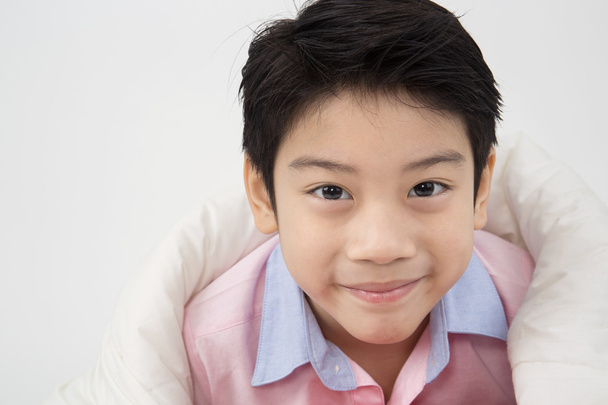 Aziatische jongetje met glimlach gezicht op grijze achtergrond - Foto, afbeelding