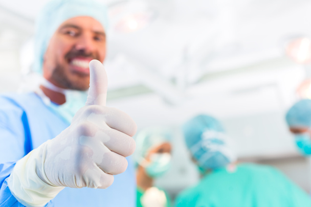 Chirurghi ospedalieri che operano in sala operatoria
 - Foto, immagini