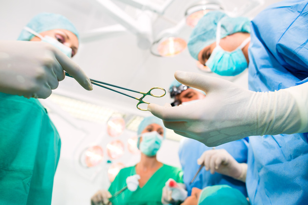 Chirurgiens en salle d'opération en urgence
 - Photo, image