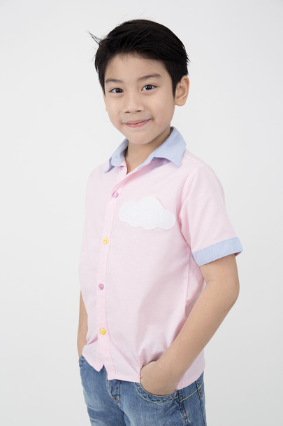 Mały azjatycki chłopiec twarz uśmiech na szarym tle - Zdjęcie, obraz
