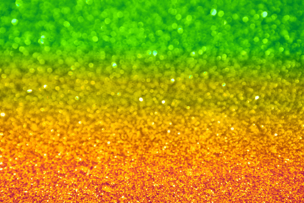 Světlé a abstraktní rozmazané zelené a zlaté pozadí s třpytící se třpytí - Fotografie, Obrázek