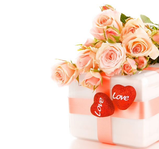 Beautiful roses with gift box & hearts - Фото, зображення