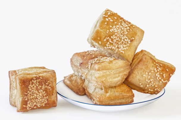 Quare Puff Croissant pastelería Zu Zu en placa de porcelana blanca aislado
 - Foto, Imagen