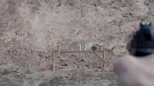 Mann schießt aus Luftgewehr auf Banken - Filmmaterial, Video