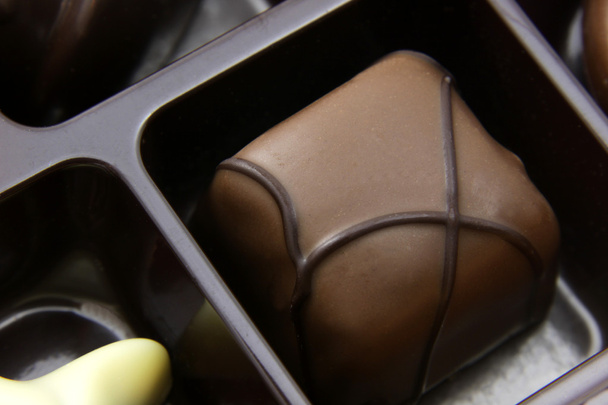 quadratische Schokoladentrüffel - Foto, Bild