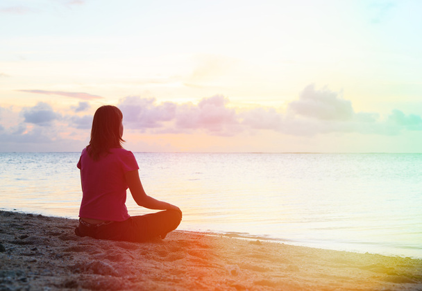 Žena meditace na pláži - Fotografie, Obrázek