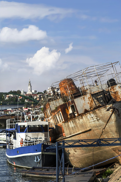 Opuštěné lodi na staré vrakoviště lodí na řeky Sávy, Bělehrad, Srbsko - Fotografie, Obrázek