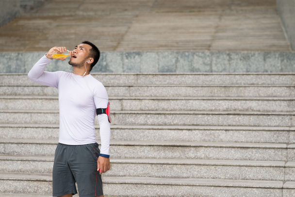 спортсмен освіжає енергетичним напоєм
 - Фото, зображення