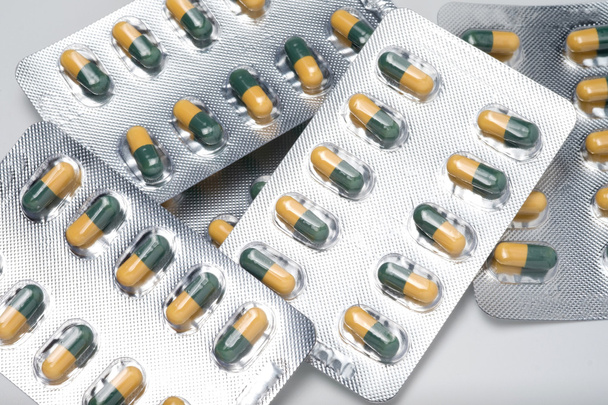 医薬品錠剤とブリスター包装のカプセル - 写真・画像