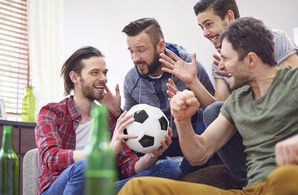 Freunde reden über Fußballspiel - Foto, Bild