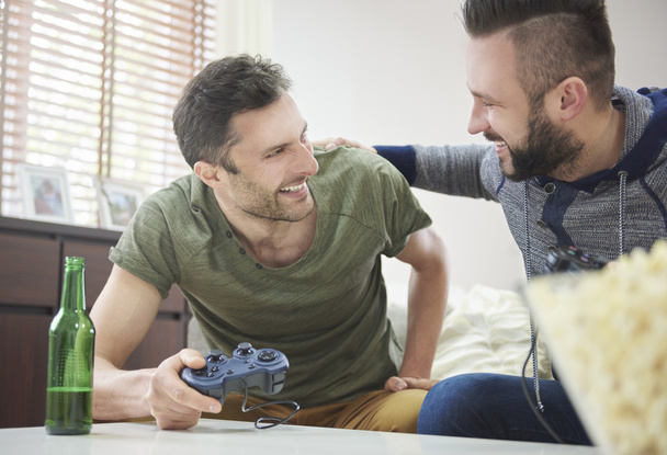 Hombres juega videojuego
 - Foto, imagen