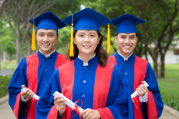 Vietnamesische Absolventen mit ihren Diplomen - Foto, Bild