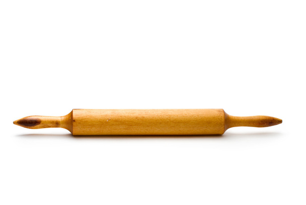 Un rodillo de madera sobre el fondo blanco
 - Foto, Imagen